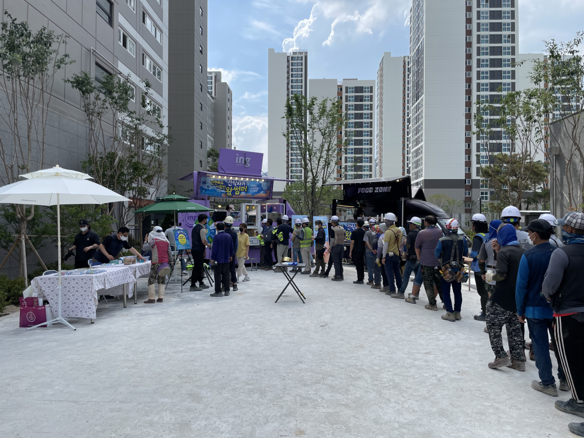 ▲계룡건설이 충남 내포신도시 RH10-1·2 현장에서 무재해 응원 간식차 행사를 진행하는 모습. (사진제공=계룡건설)