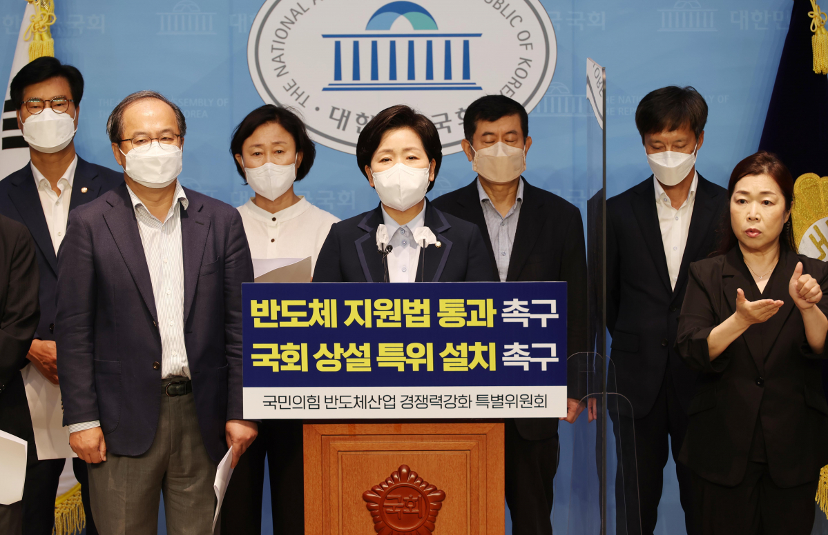 ▲국민의힘 반도체산업 경쟁력 강화 특별위원장인 무소속 양향자 의원이 2일 서울 여의도 국회 소통관에서 반도체산업 경쟁력 강화 특별위원회 활동 성과 발표 기자회견을 하고 있다. (연합뉴스)