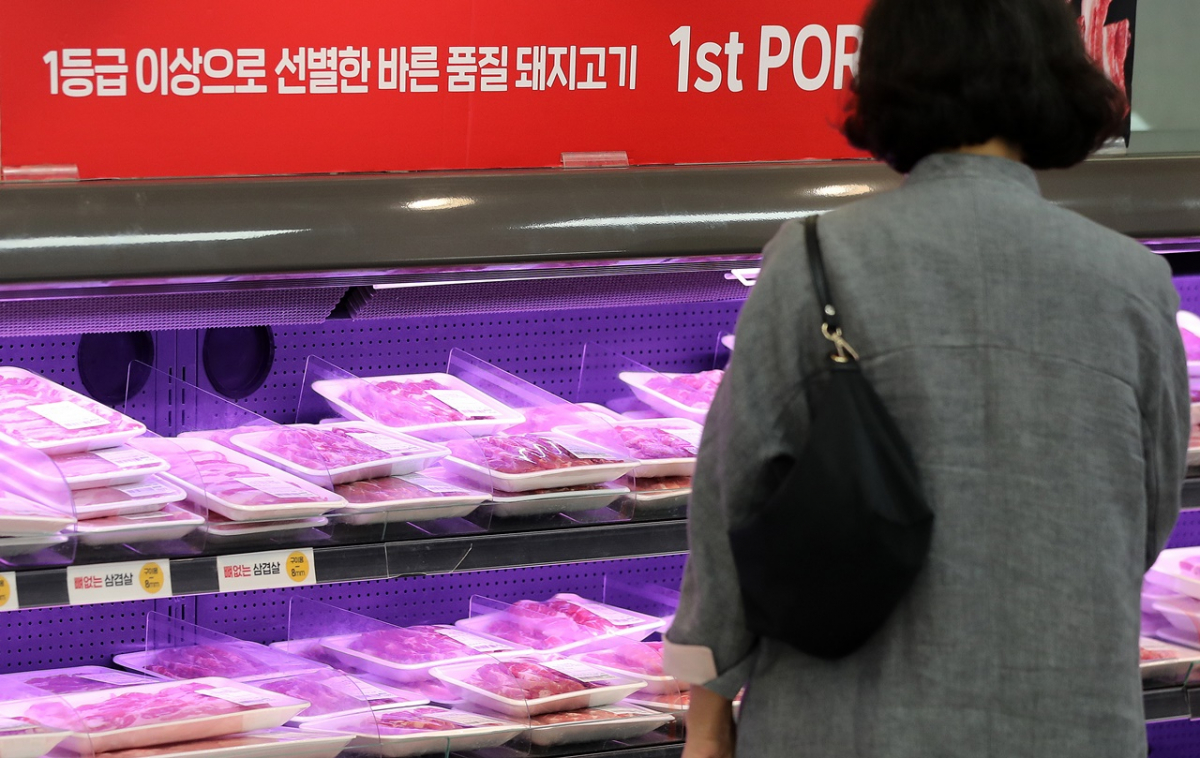 ▲울 시내 한 대형마트에서 고객들이 축산물을 사고 있다. (뉴시스)