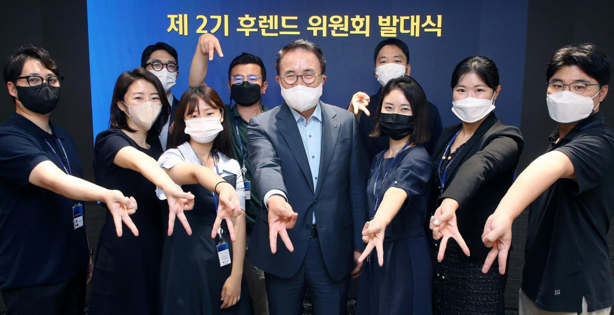 ▲신한금융지주는 5일 서울 중구 신한금융 본사에서 신한문화 재창조를 위한 『RE:BOOT 신한』 프로젝트의 일환으로 운영 중인 ‘후렌드(who-riend) 위원회’ 2기의 출범을 기념하는 발대식을 진행했다고 7일 밝혔다. 신한금융 조용병 회장과 '후렌드 위원회' 2기로 선발된 직원들이 함께 기념촬영을 하고 있다. (사진제공=신한금융)