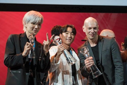 ▲(FISM Quebec 2022 페이스북) 최예찬(왼쪽)과 박준우(가운데)가 세계마술챔피언십2022 수상 트로피를 들고 있는 모습
