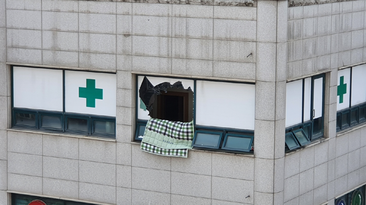 ▲5일 오전 경기도 이천시 관고동의 한 병원 건물에서 불이 났다. 소방당국에 따르면 이번 화재로 건물 내 병원의 환자, 간호사 등 5명이 숨진 것으로 파악됐다. (뉴시스)
