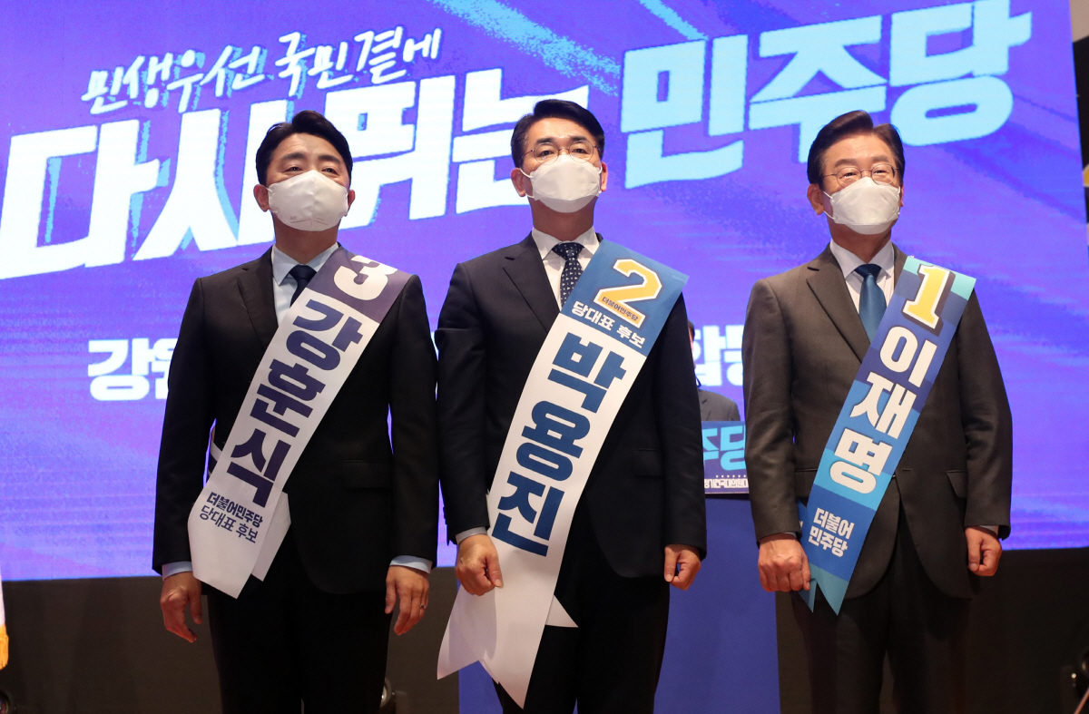 ▲더불어민주당의 8·28 전당대회 전국 순회경선이 6일 시작된 가운데 강원 원주시 한라대학교 대강당에서 열린 합동연설회에서 왼쪽부터 강훈식과 박용진, 이재명 당대표 후보가 포즈를 취하고 있다. 연합뉴스