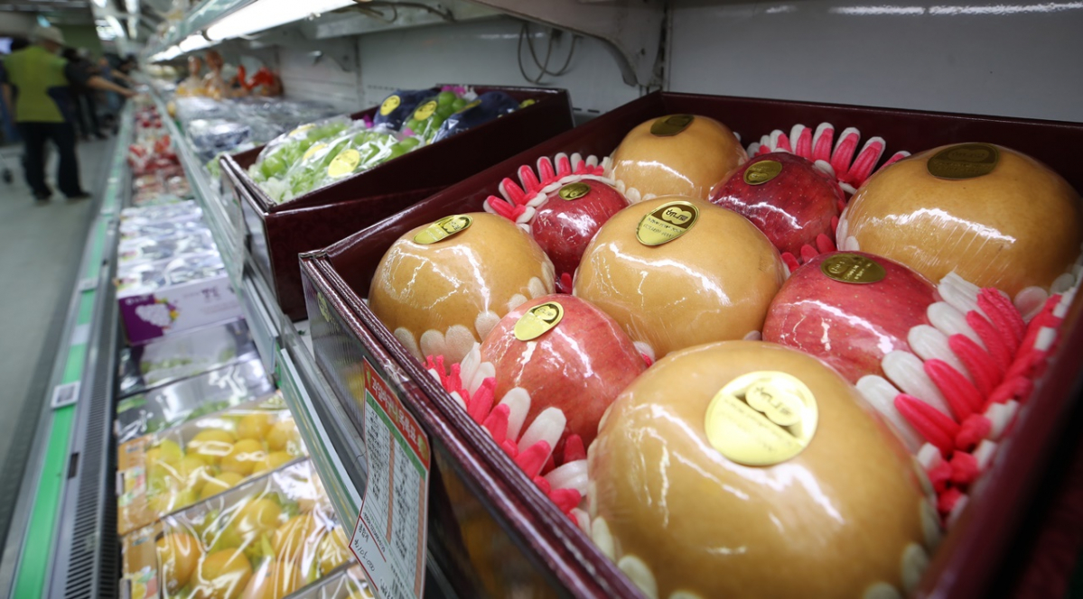 ▲서울의 한 대형마트에 진열 중인 배 선물세트. (뉴시스)