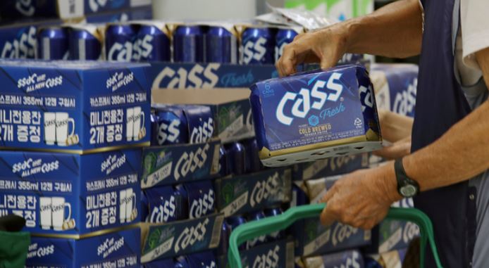 ▲서울 시내 한 대형마트를 찾은 시민들이 맥주를 사고 있다.  (뉴시스)