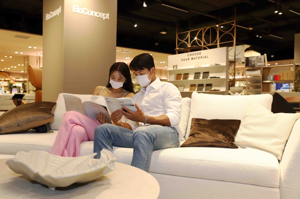 ▲모델들이 신세계백화점 강남점 신관 9층 모드관에 마련된 보컨셉 팝업스토에서 휴식을 취하고 있다. (사진제공=신세계)