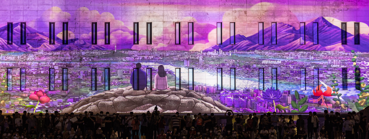 ▲광장 개장기념 행사 '광화문 광장 빛모락(樂)'에서 펼쳐진 미디어 파사드 행사를 시민들이 관람하고 있다. (연합뉴스)