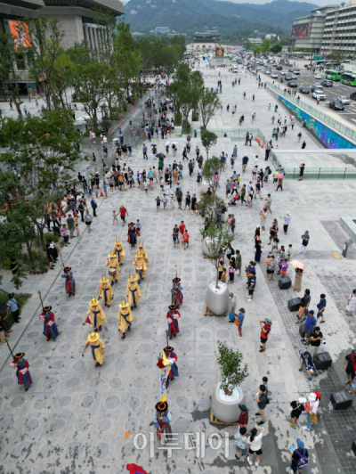▲개장 이후 주말을 맞은 광화문광장에 많은 시민들이 찾았다.  (조현호 기자 hyunho@ )