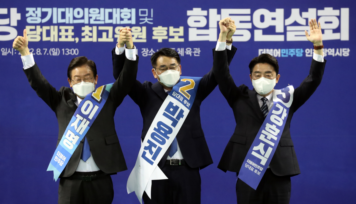 ▲ 7일 오후 인천 남동체육관에서 열린 더불어민주당 당 대표 및 최고위원 후보자 인천 지역 합동연설회에서 이재명(왼쪽부터), 박용진, 강훈식 당 대표 후보가 인사하고 있다. (국회사진기자단)