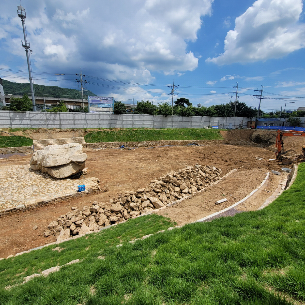 ▲김해 구산동 지석묘 모습. 현재는 공사가 중지됐다.(문화재청)
