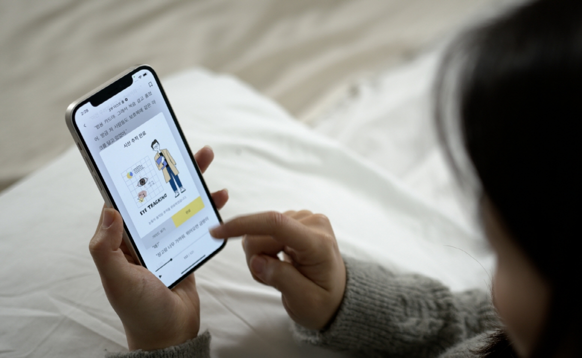 ▲밀리의 서재 시선 추적 기능을 이용해 독서하는 모습 (사진제공=밀리의서재)