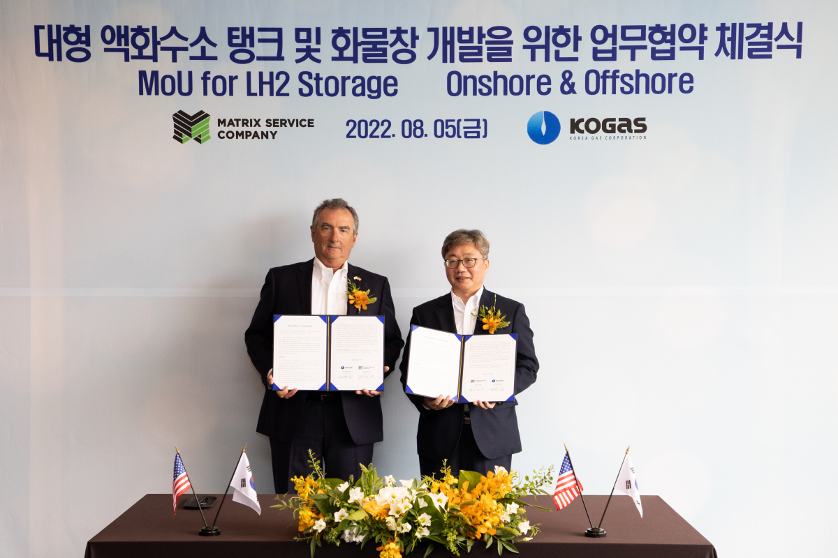 ▲한국가스공사는 5일 서울 중구 더 플라자 호텔에서 미국 Matrix Service Company와 대형 액화수소 탱크 및 화물창 개발을 위한 업무협약을 체결했다고 밝혔다. 오른쪽은 채희봉 가스공사 사장. (사진=한국가스공사 제공)