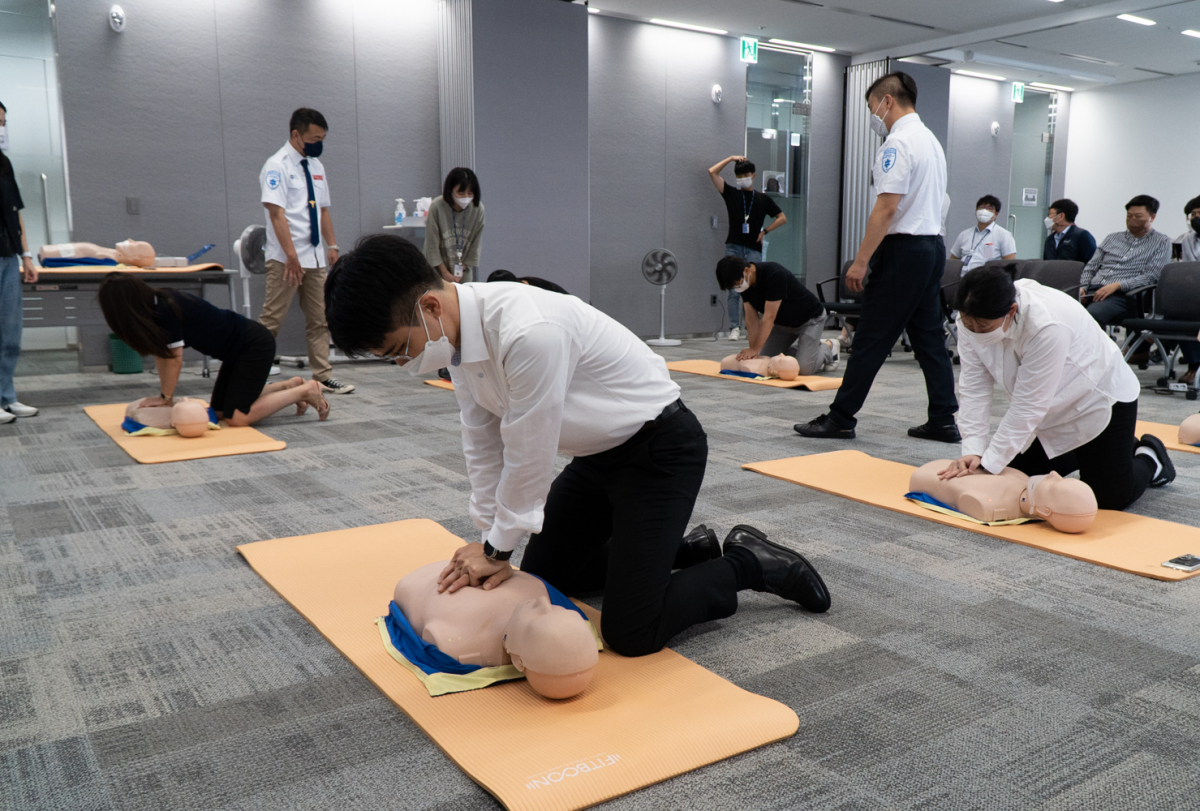 ▲지난 3일 유진기업 임직원들이 서울 여의도 본사에서 열린 사내 교육활동 플랫폼인 ‘수요지식회’에서 심폐소생술 관련 실습을 진행하고 있다. (사진제공=유진기업)