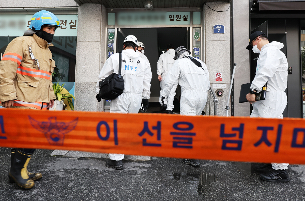 ▲(연합뉴스) 5일 오후 환자와 간호사 등 5명이 사망한 경기도 이천시 관고동 병원 건물 화재 현장에서 소방과 국과수 등 관계자들이 합동 감식을 위해 들어가고 있다.
