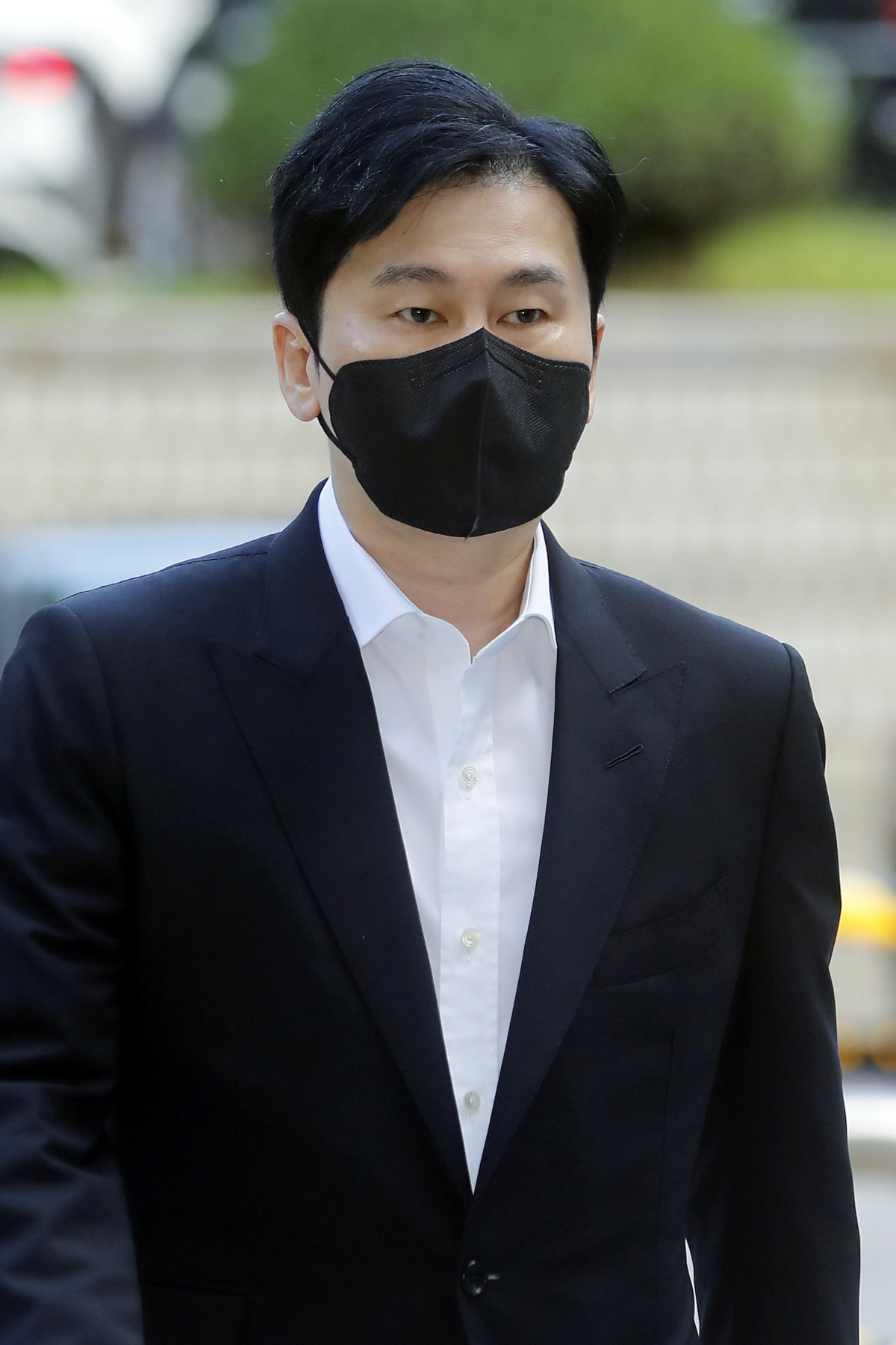 ▲(뉴시스) ‘비아이 마약 무마 혐의’를 받고 있는 양현석 전 YG엔터테인먼트 대표가 7월 25일 서울 서초구 서울중앙지방법원에서 열린 공판에 출석하고 있다.
