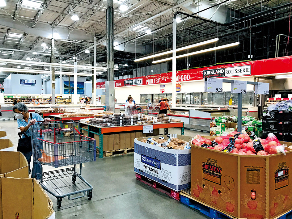 ▲뉴욕시 교외 지역에 있는 코스트코 매장 내부. 주말임에도 불구하고 매장이 텅 비어 있다. 물가가 폭등하고 금리가 잇따라 오르는 등 가계에 주름살이 드리워지자 소비자들이 씀씀이를 크게 줄이려는 탓으로 보인다.
