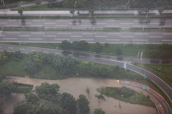 ▲일부 침수된 여의상류IC (연합뉴스)