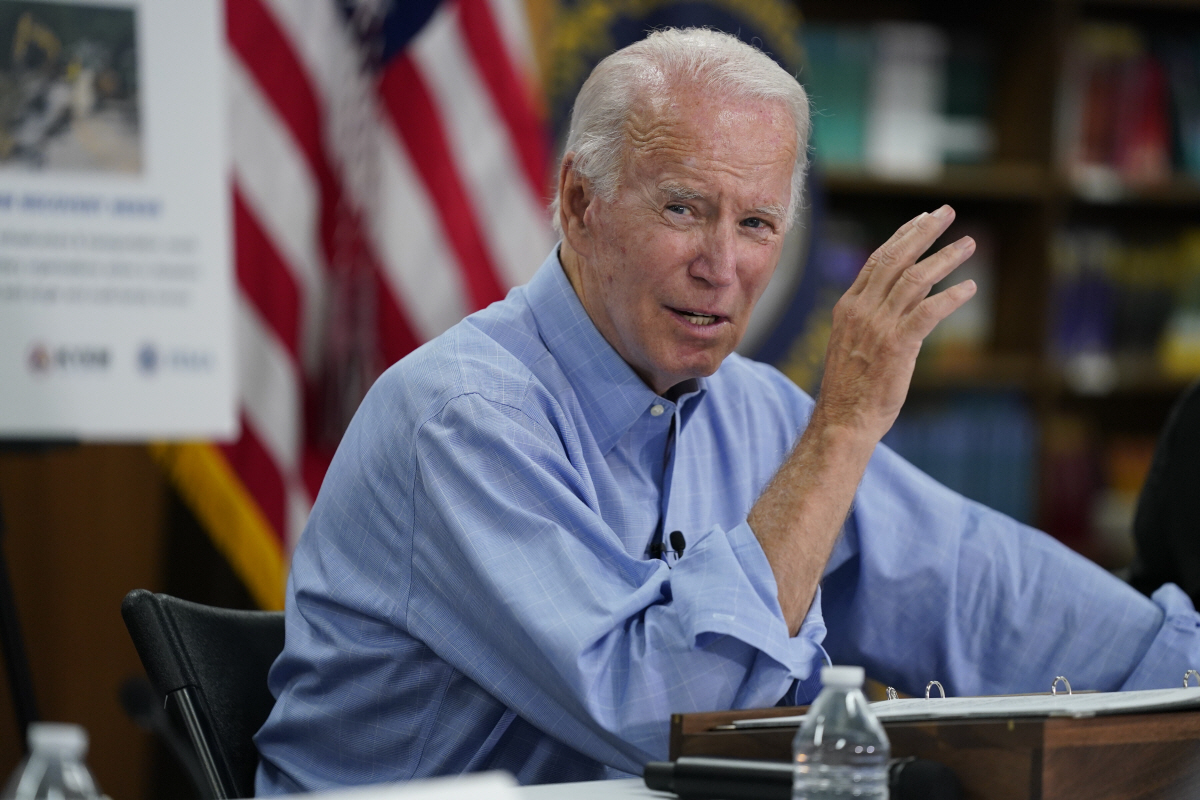 ▲조 바이든 미국 대통령이 8일(현지시간) 켄터키주 로스트크리크의 한 학교를 방문해 브리핑을 받고 있다. 로스트크리크/AP뉴시스
