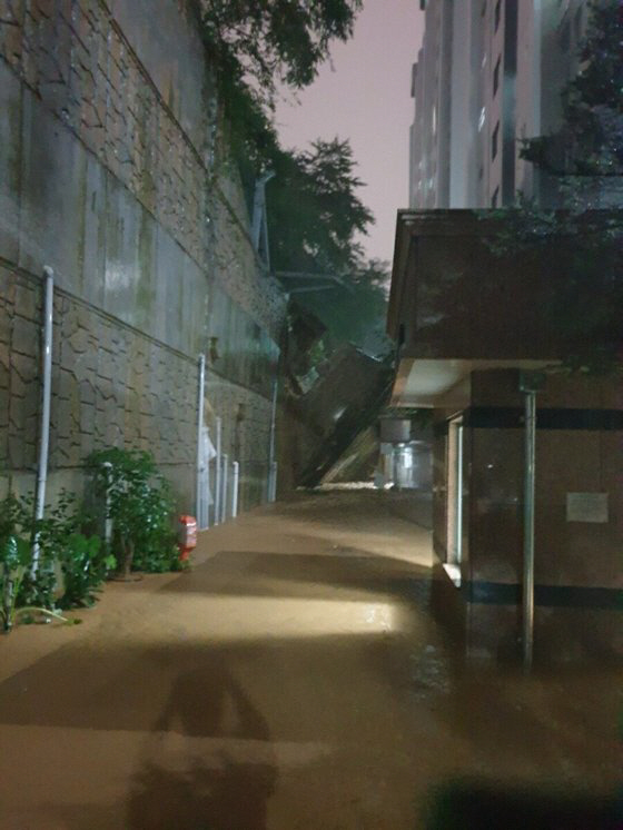 ▲사당역 인근 아파트에서 비로 인해 옹벽이 무너진 모습. (출처=온라인 커뮤니티 캡처)
