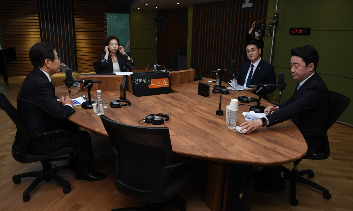 ▲9일 오전 서울 양천구 CBS사옥에서 열린 CBS라디오 '김현정의 뉴스쇼' 더불어민주당 당대표 후보자 방송 토론회에 참석한 각 후보들이 토론회를 준비하고 있다. 왼쪽부터 이재명 후보, 김현정 앵커, 박용진 후보, 강훈식 후보. (국회사진기자단 )