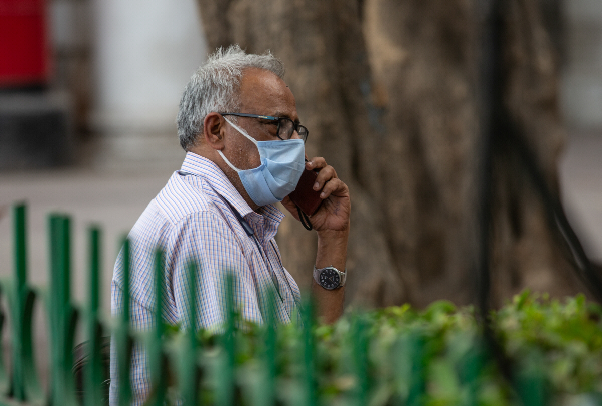 ▲인도 뉴델리에서 4월 22일 한 남성이 전화 통화를 하고 있다. 뉴델리/신화뉴시스

