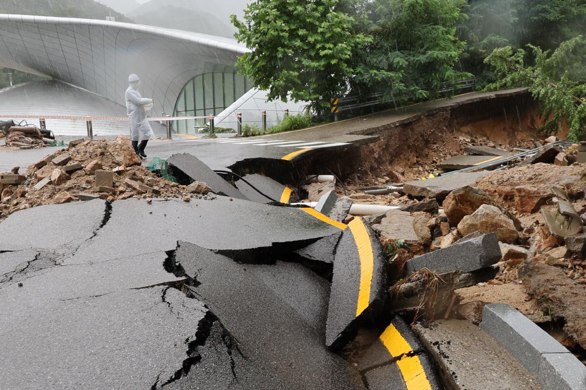 ▲(연합뉴스) 9일 서울대학교 관악캠퍼스 내 도로가 심하게 파손돼 있다.
