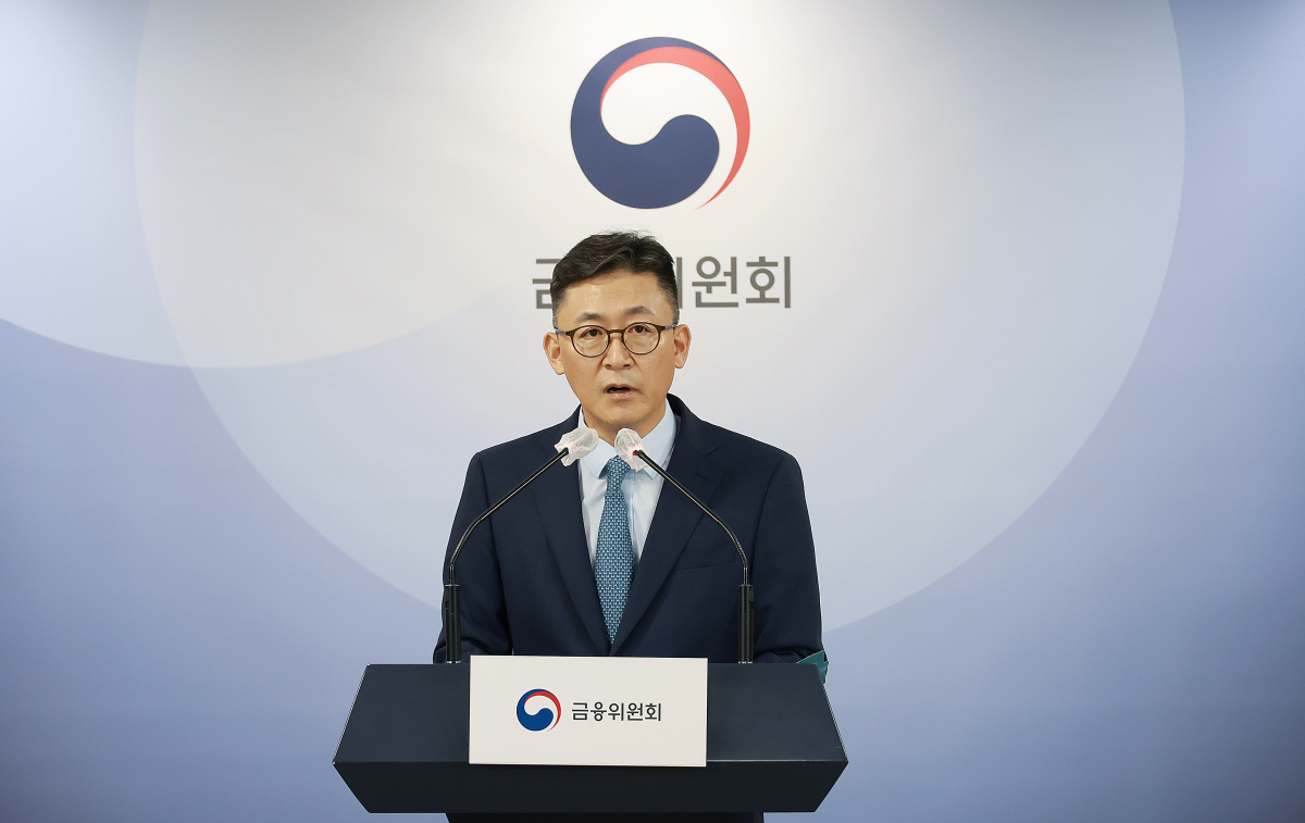 ▲권대영 금융위원회 금융정책국장이 9일 오후 서울 정부서울청사 합동브리핑실에서 ;안심전환대출 세부 추진계획 마련' 백브리핑을 하고 있다. (금융위원회)