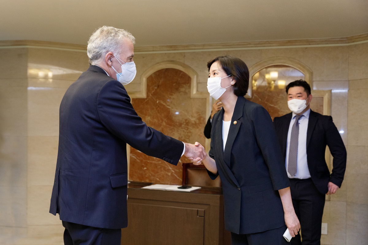 ▲이영 중소벤처기업부 장관이 9일 서울 여의도 켄싱턴호텔에서 필립 골드버그 주한 미국대사를 만나 인사를 나누고 있다. (사진제공=중소벤처기업부)