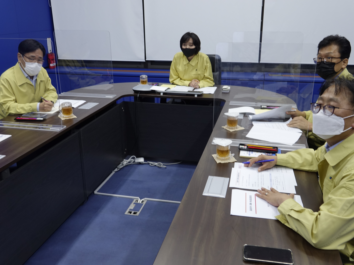 ▲이영 중소벤처기업부 장관이 9일 오후 과천에 소재한 서울지방중소벤처기업청에서 서울지역 집중 호우에 따른 피해 상황 점검 회의를 주재하고 있다. (사진제공=중소벤처기업부)