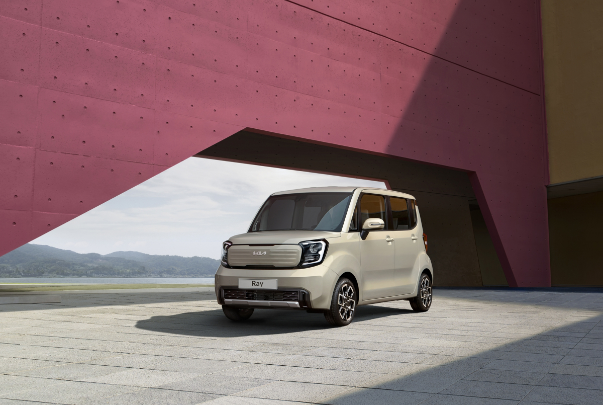 ▲기아가 10일(수) 다음달 초 출시를 앞둔 더 뉴 레이의 상품성 개선 모델 ‘더 뉴 기아 레이(The new Kia Ray)’의 디자인을 공개했다. 사진은 '더 뉴 기아 레이' 정면. (사진제공=기아)