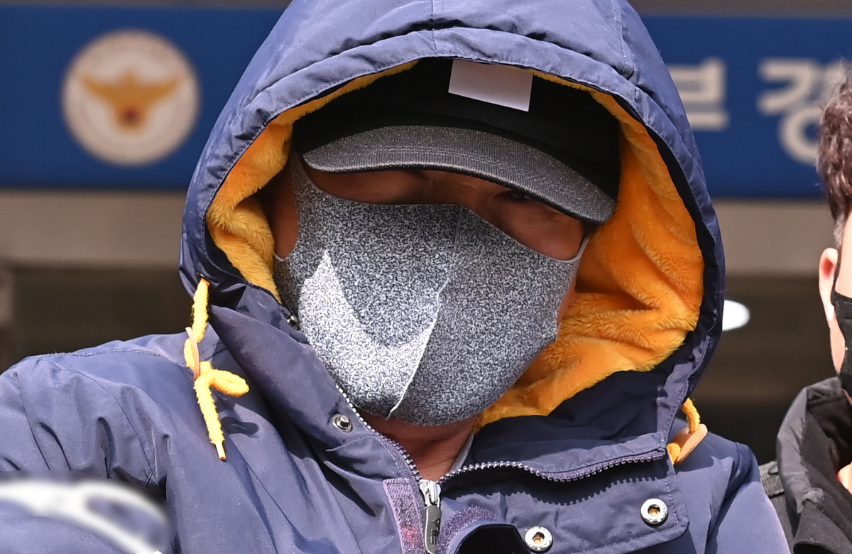 ▲특정범죄가중처벌법상 절도 혐의로 구속영장이 청구된 조세형(84)씨가 영장실질심사에 출석하기 위해 올해 2월 19일 오후 경기도 용인동부경찰서를 나서고 있다. (뉴시스)