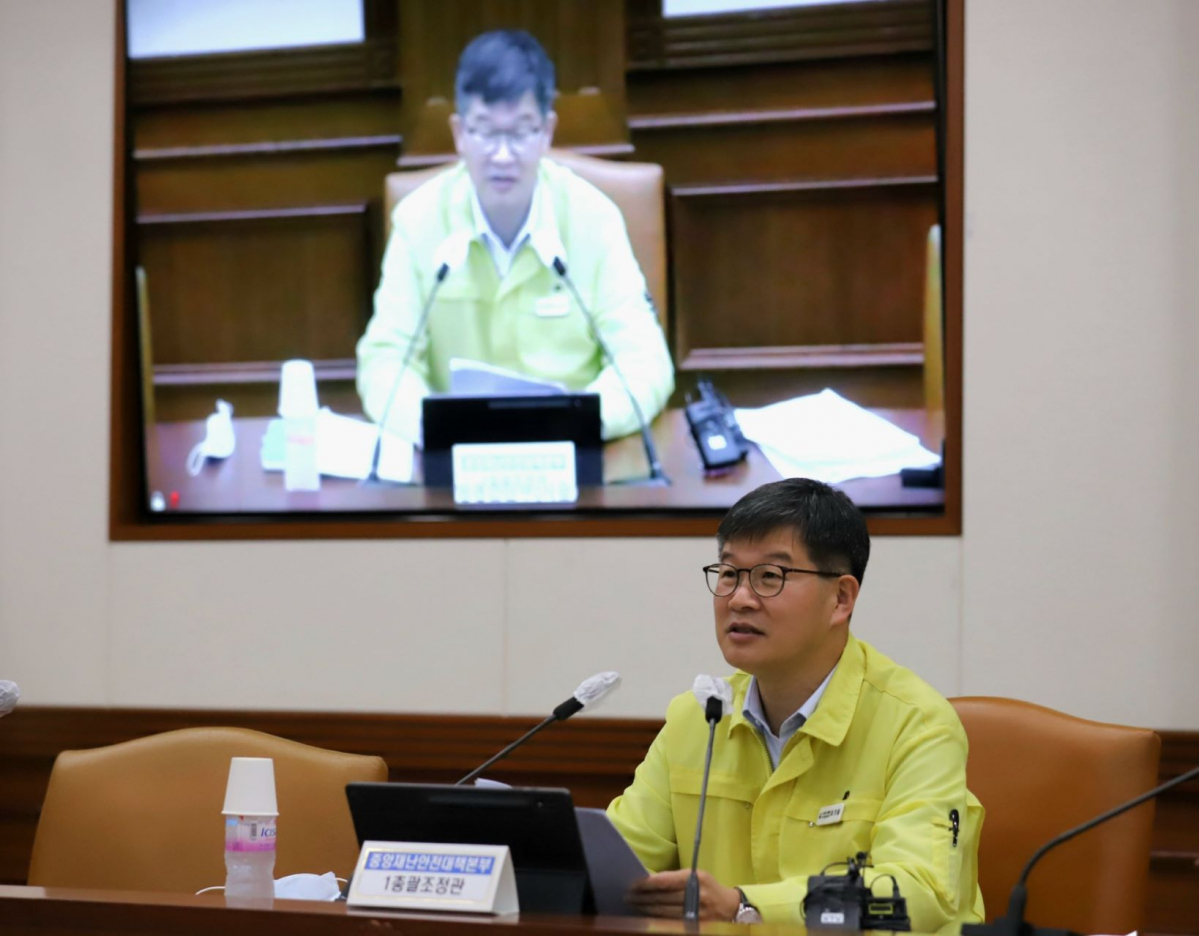 ▲이기일 코로나19 중앙재난안전대책본부(중대본) 1총괄조정관(보건복지부 2차관)이 10일 정부세종청사에서 중대본 회의를 주재하고 모두발언을 하고 있다. (사진제공=보건복지부)