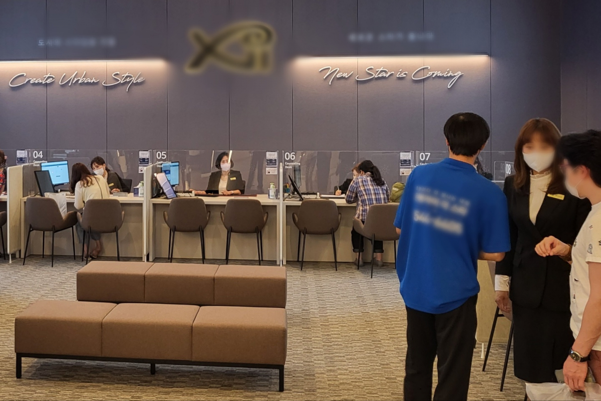 ▲분양만 하면 완판되던 지난해와 달리 올해 청약시장 열기가 시들하다. 수도권의 한 견본주택 내부 전경. (이동욱 기자 toto@)