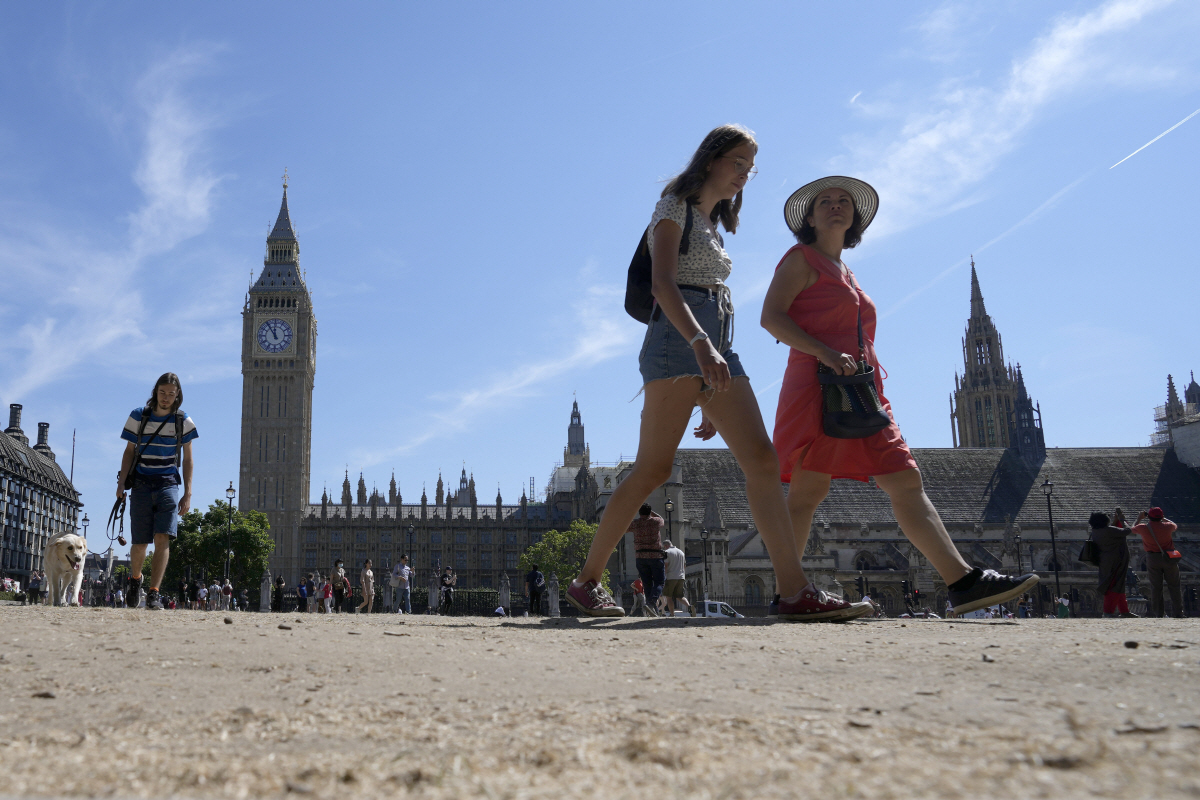 ▲영국 런던에서 9일(현지시간) 관광객들이 의회 주변을 구경하고 있다. 런던/AP뉴시스