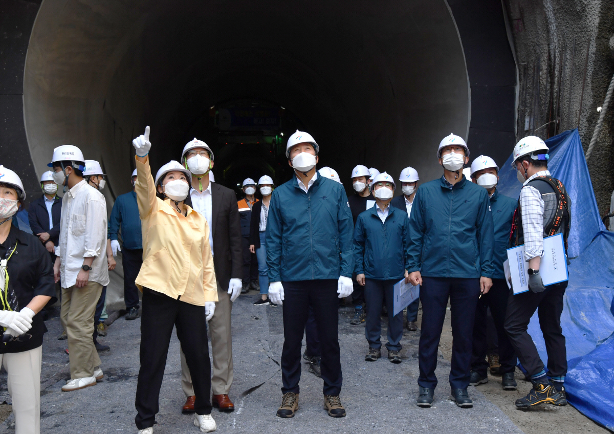 ▲(사진제공=서울시) 2021년 5월 24일 오세훈 서울시장이 서울 서초구 반포천 유역 분리터널 건설공사 현장을 찾아 풍수해 대비 안전점검을 하고 있다.
