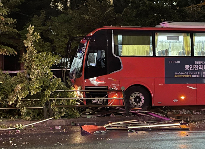 ▲사고로 파손된 광역버스(연합뉴스)