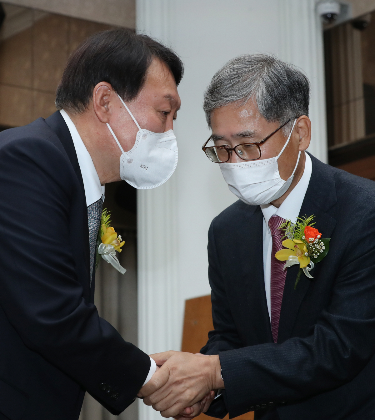 ▲(뉴시스) 지난해 11월 9일 윤석열 당시 국민의힘 대선 후보가 9일 서울 중구 프레스센터에서 열린 신평 변호사 출판기념회에서 신 변호사와 악수하고 있다.
