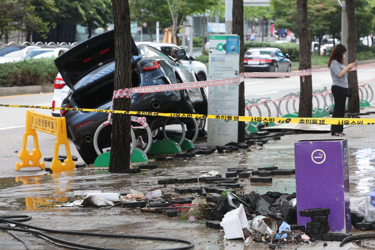 ▲10일 오전 서울 강남역 인근 빌딩들에서 배수 작업이 진행되고 있는 가운데 인도에 벽돌과 쓰레기 등이 쌓여 있다. (연합뉴스)
