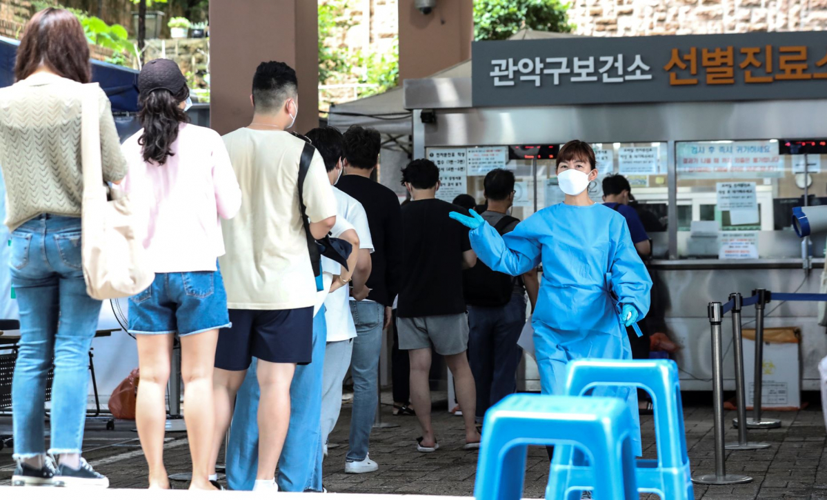 ▲국내 코로나19 신규확진자 수가 15만 1792명을 기록한 10일 오전 서울시 관악구보건소 선별진료소에서 시민들이 검사를 받기 위해 줄 서 있다. (뉴시스)