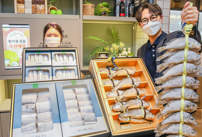▲현대백화점 무역센터점에서 직원들이 추석 프리미엄 갈치·참굴비 세트를 소개하고 있다.(사진제공=현대백화점)