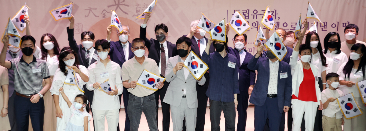 ▲11일 대한민국임시정부기념관에서 열린 8·15기념 독립유공자 후손 국적증서 수여식에서 한동훈 법무부 장관 등 참석자들이 기념촬영을 하고 있다. (연합뉴스)