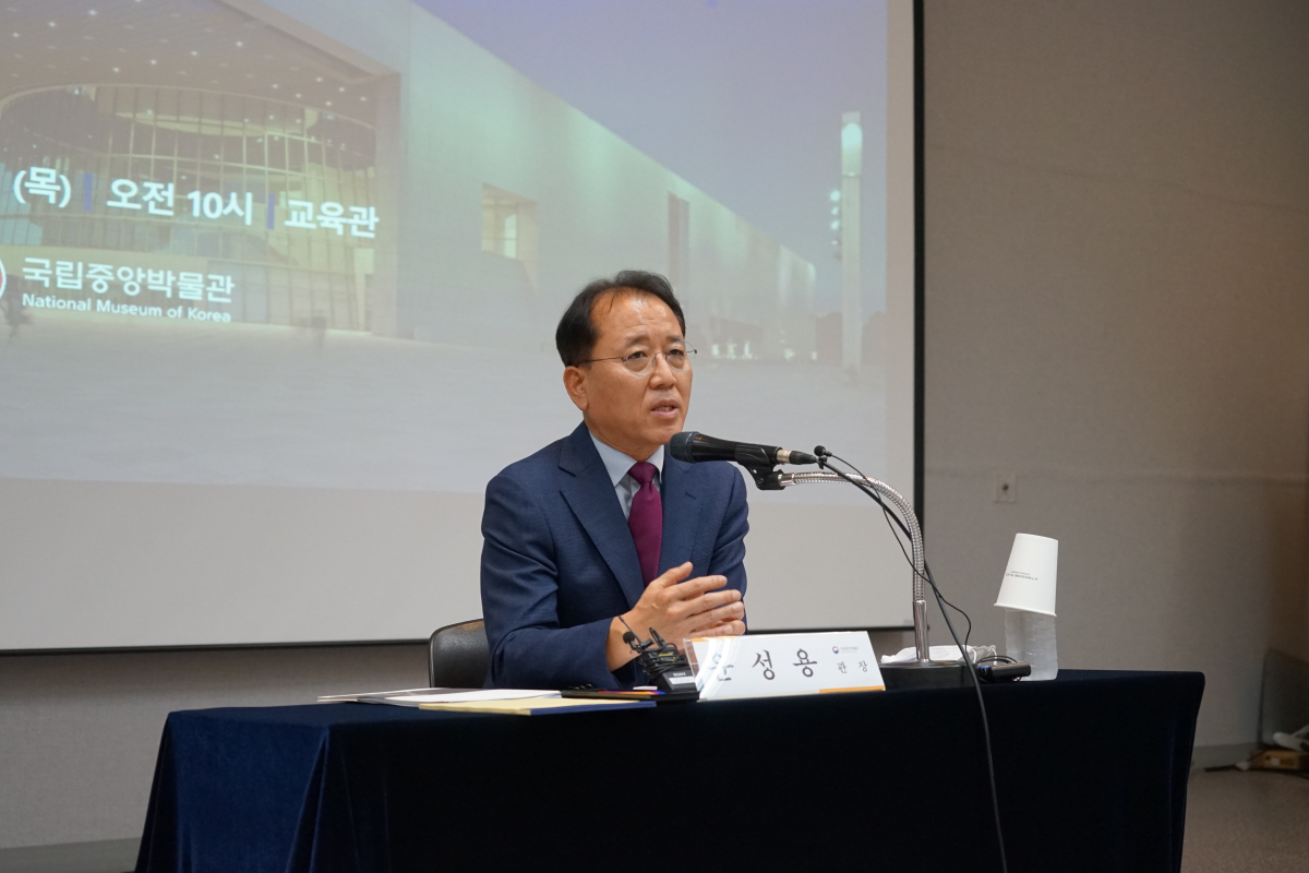 ▲윤성용 신임 국립중앙박물관장이 11일 오전 서울 용산구에 있는 국립중앙박물관에서 기자들의 질문에 답하고 있다. (국립중앙박물관)