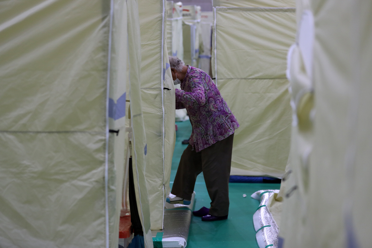 ▲11일 오후 서울 강남구 구룡중학교에 마련된 폭우피해 이재민대피소에서 이재민이 구호텐트 안으로 들어가고 있다. (뉴시스)