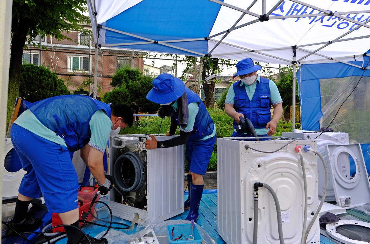 ▲삼성전자 직원들이 수해로 고장난 가전제품을 수리하고 있다.  (제공=삼성전자)