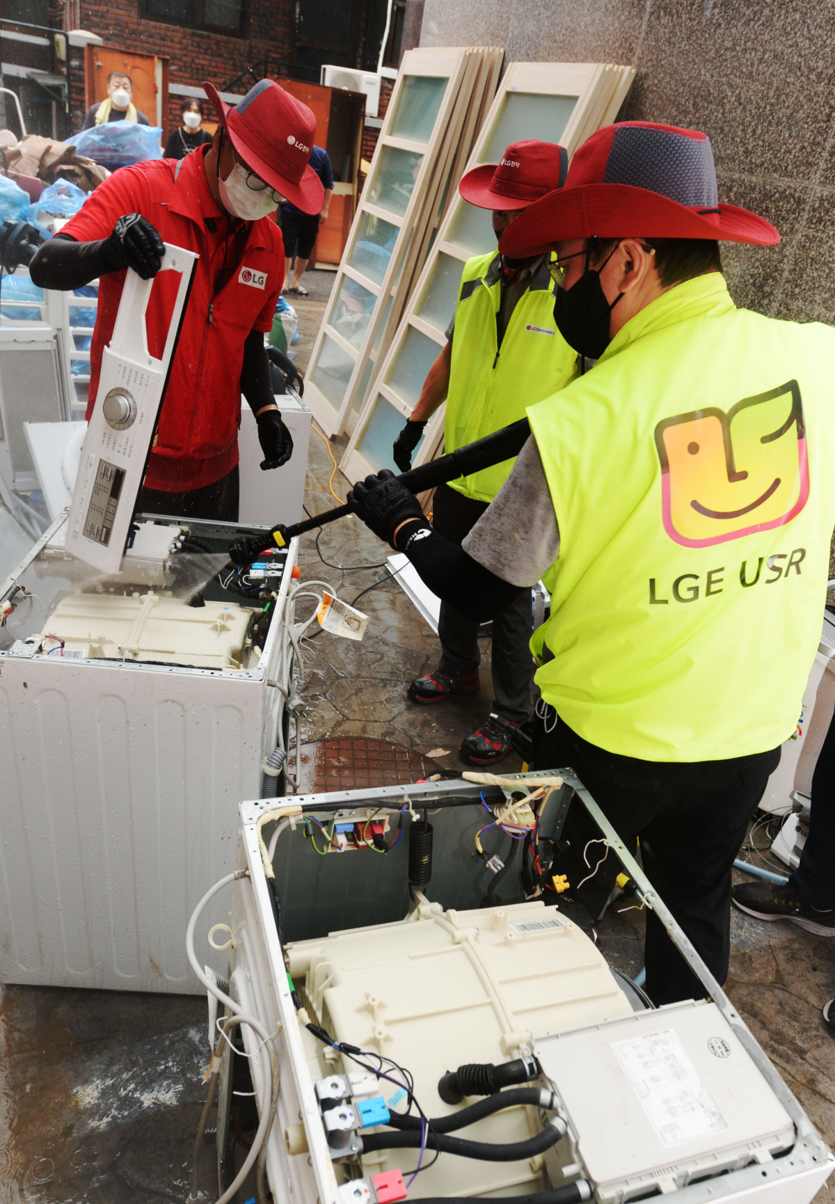 ▲LG전자 직원들이 침수 가전 무상 수리를 하고 있다. (제공=LG)