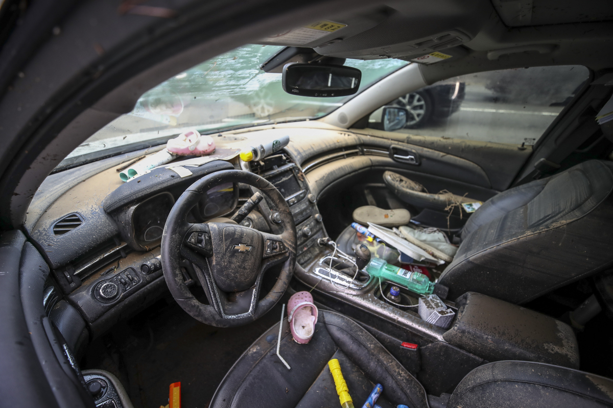 ▲서울 서초구 서초대로에 멈춘 침수차량에 흙과 물건들이 놓여있다. (뉴시스)