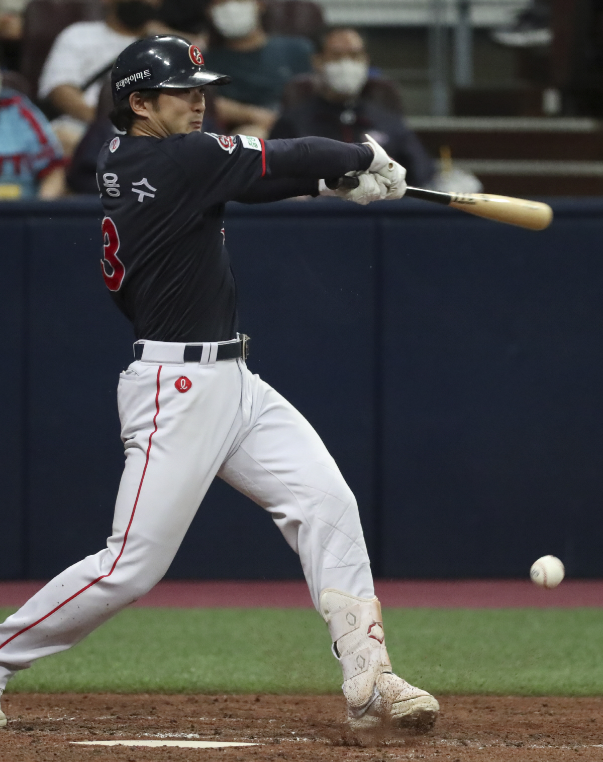 ▲(뉴시스) 11일 서울 고척스카이돔에서 열린 2022 신한은행 SOL KBO리그 롯데 자이언츠 대 키움 히어로즈 경기, 롯데 공격 8회초 롯데 자이언츠 1번 타자 신용수가 타격하고 있다.
