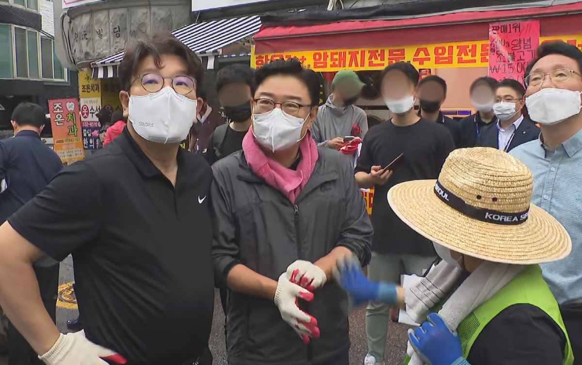 ▲(연합뉴스TV 영상 캡처) 김성원 국민의힘 의원(가운데)이 11일 수해 복구 자원봉사를 위해 당 지도부와 찾은 동작구 사당동에서 권성동 원내대표, 임이자 의원 등과 대화하고 있다.
