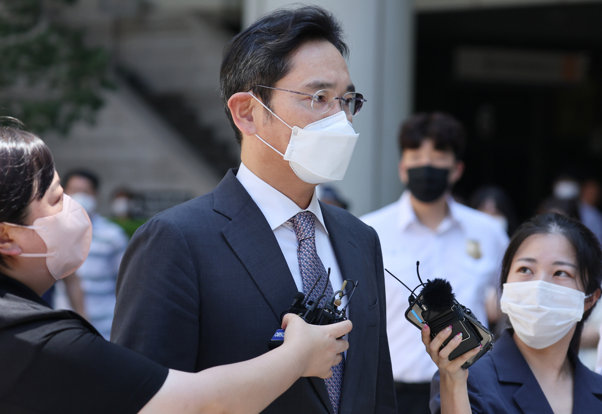 ▲회계 부정과 부당 합병 등의 혐의로 재판에 넘겨진 이재용 삼성전자 부회장이 12일 서초구 서울 중앙지방법원에서 열린 1심 속행공판에 출석해 오전 재판을 마친 뒤 법정을 나서고 있다. 이 부회장은 이날 정부가 발표한 '8·15 광복절 특별사면' 대상자로 복권이 확정됐다. (연합뉴스)