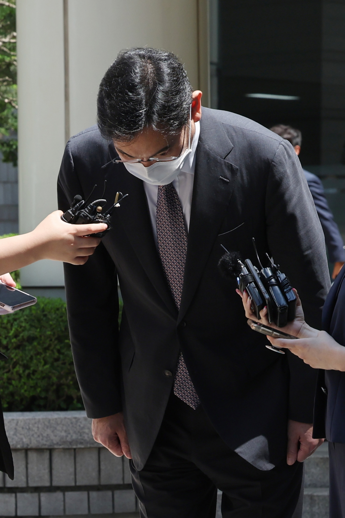 ▲이재용 삼성전자 부회장이 12일 서초구 서울 중앙지방법원에서 열린 부당합병 혐의 관련 공판에 출석한 뒤 나와 복권 결정과 관련해 입장을 밝힌 뒤 인사하고 있다. (연합뉴스)